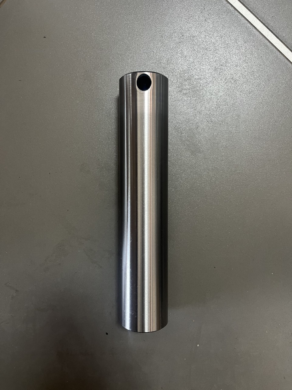 Палец основания цилиндра стрелы 811/50483 MPG